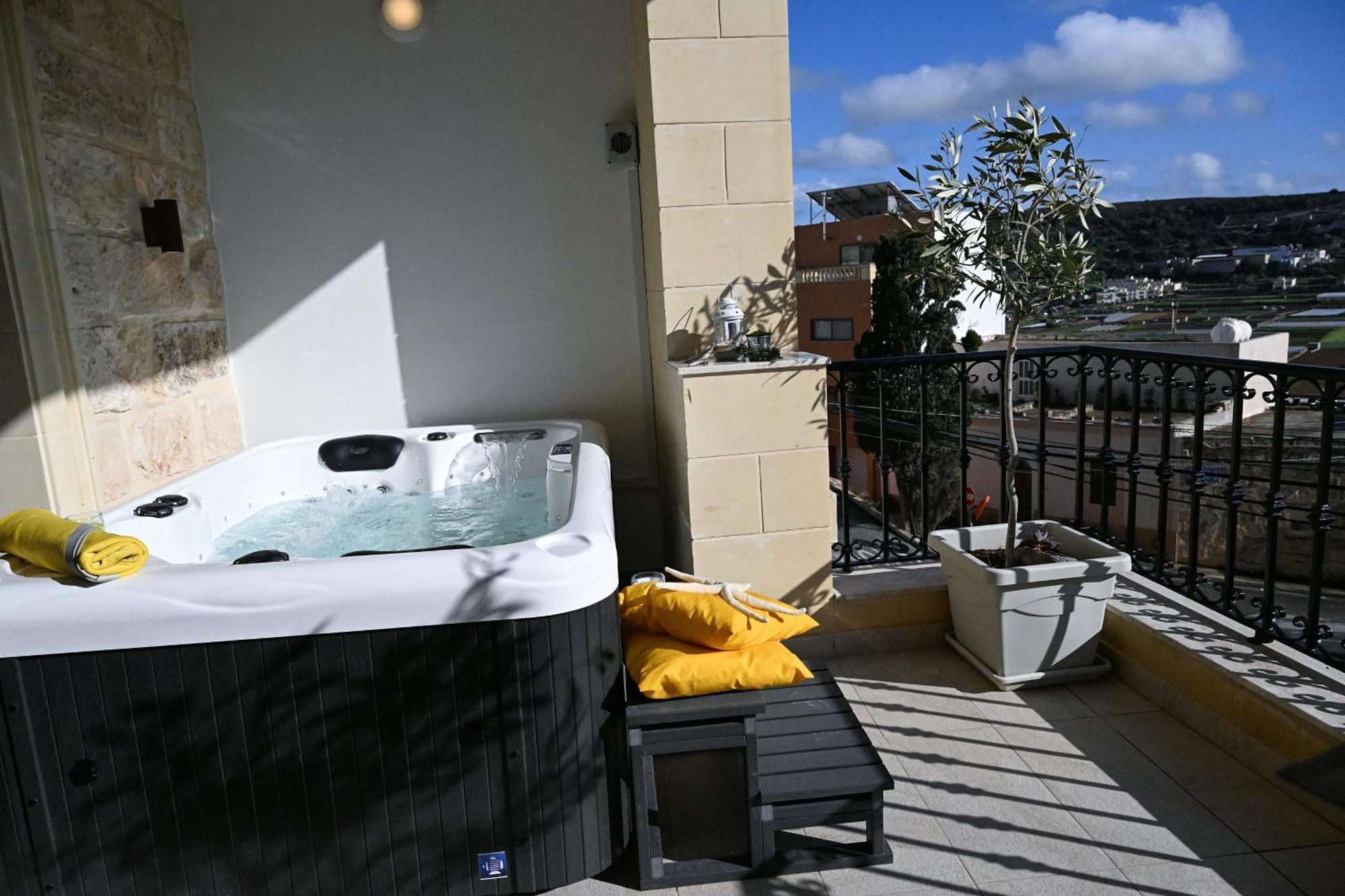 Fl 1 Ta'Lonza Luxury With Hot Tub By Homely Mellieha Exterior photo